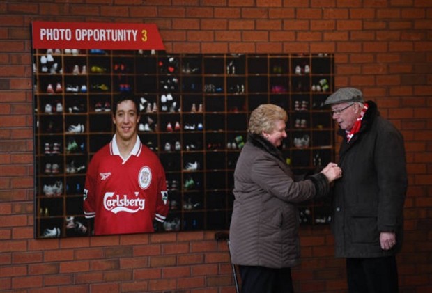 Chùm ảnh: Mây đen phủ kín bầu trời Anfield trước giờ G - Bóng Đá