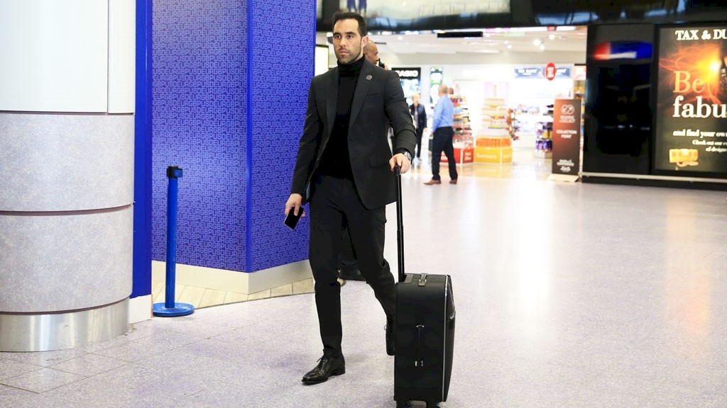 Chùm ảnh: Học theo Guardiola, các cầu thủ Man City lịch lãm lên đường sang Pháp - Bóng Đá