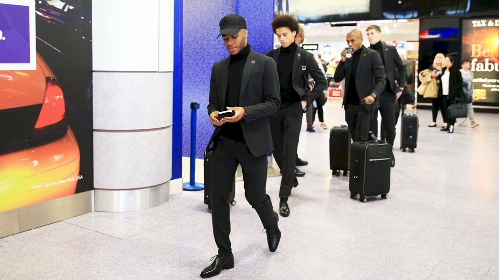 Chùm ảnh: Học theo Guardiola, các cầu thủ Man City lịch lãm lên đường sang Pháp - Bóng Đá