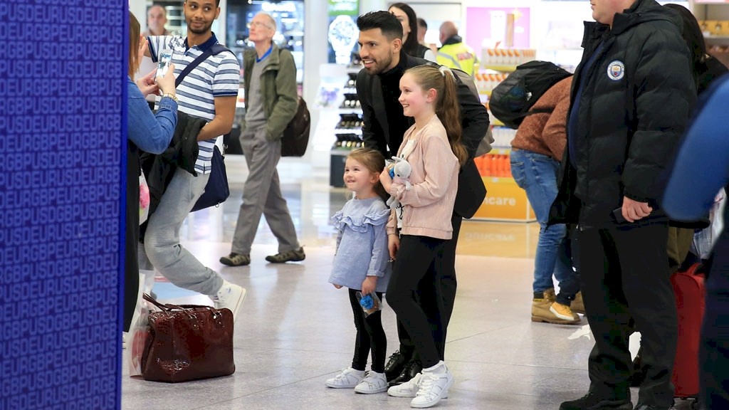 Chùm ảnh: Học theo Guardiola, các cầu thủ Man City lịch lãm lên đường sang Pháp - Bóng Đá