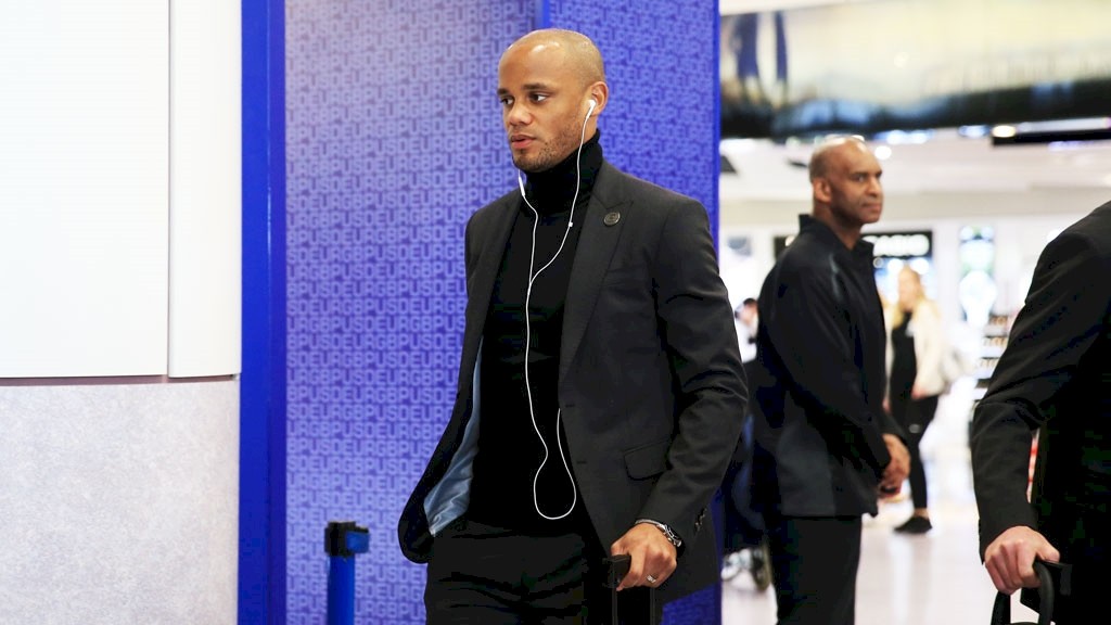 Chùm ảnh: Học theo Guardiola, các cầu thủ Man City lịch lãm lên đường sang Pháp - Bóng Đá