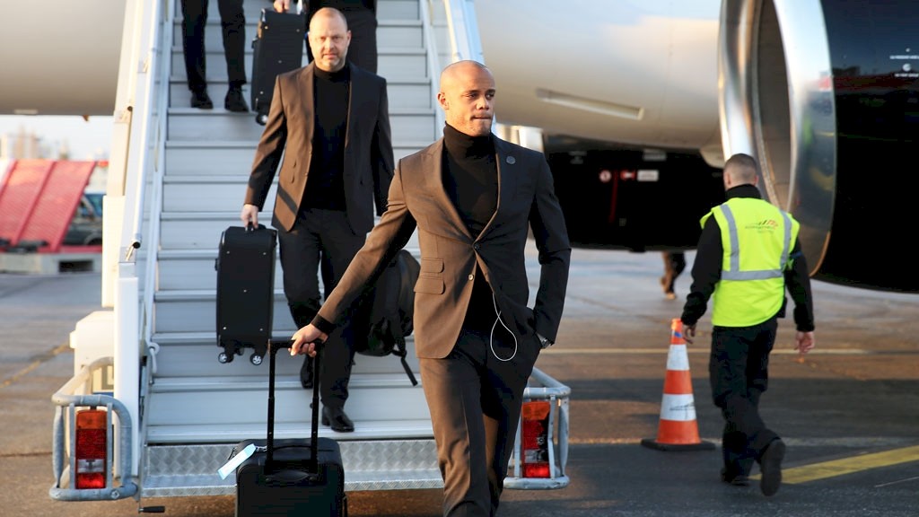 Chùm ảnh: Học theo Guardiola, các cầu thủ Man City lịch lãm lên đường sang Pháp - Bóng Đá