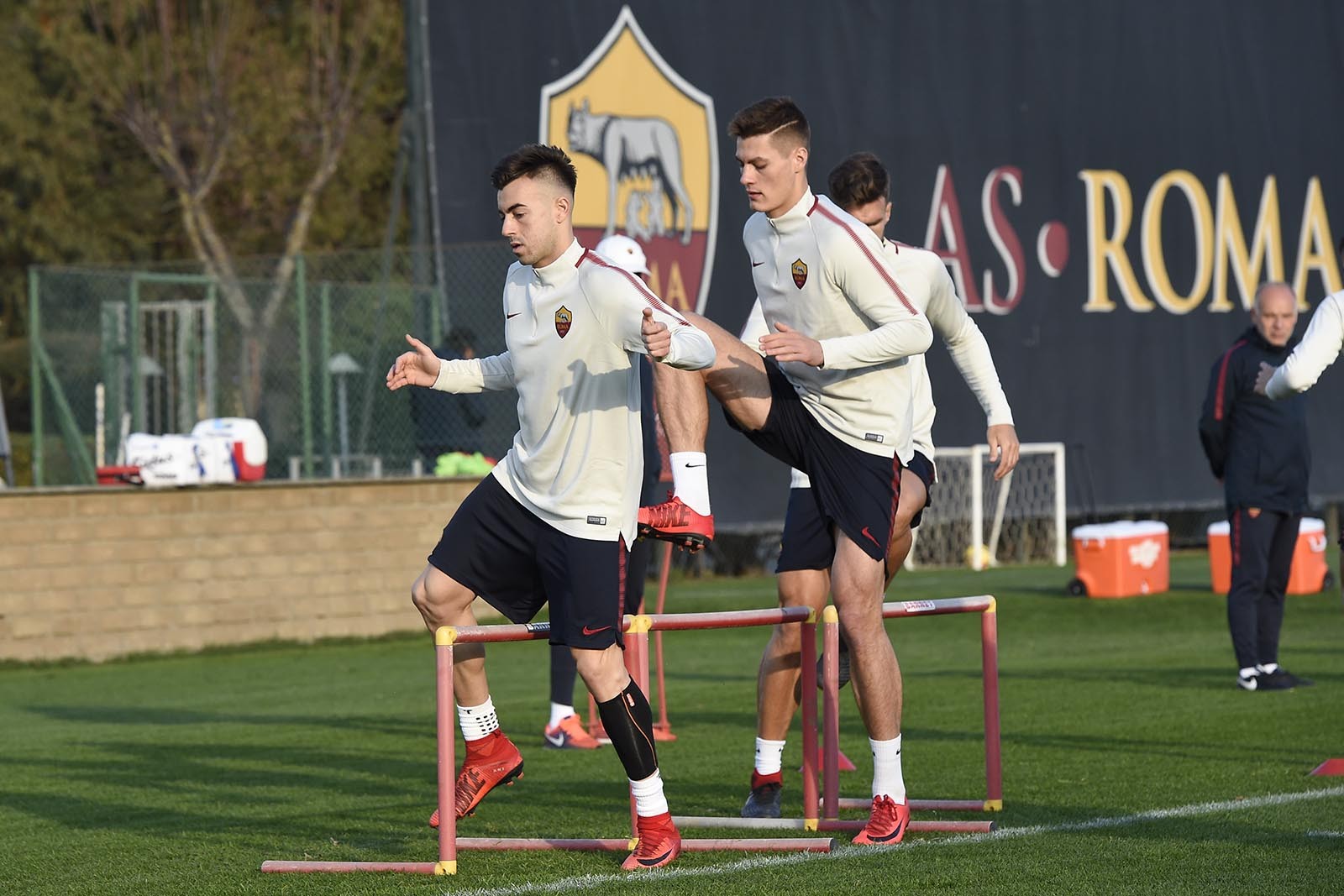 Hai người phụ nữ 'quyền lực', ngăn cản Dzeko đến Chelsea - Bóng Đá