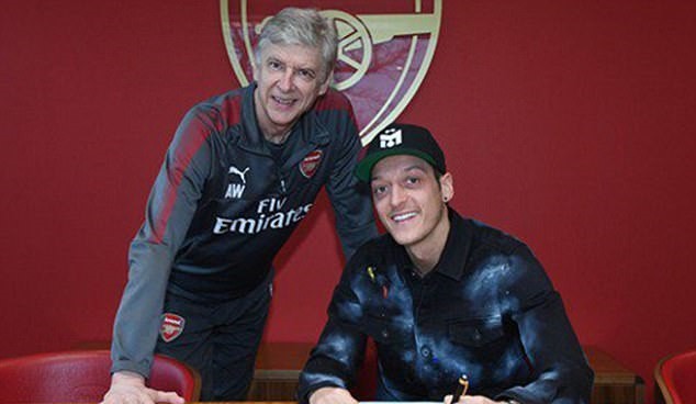 CHÍNH THỨC: Tất cả ra đi, chỉ Mesut Ozil ở lại chèo lái Arsenal - Bóng Đá
