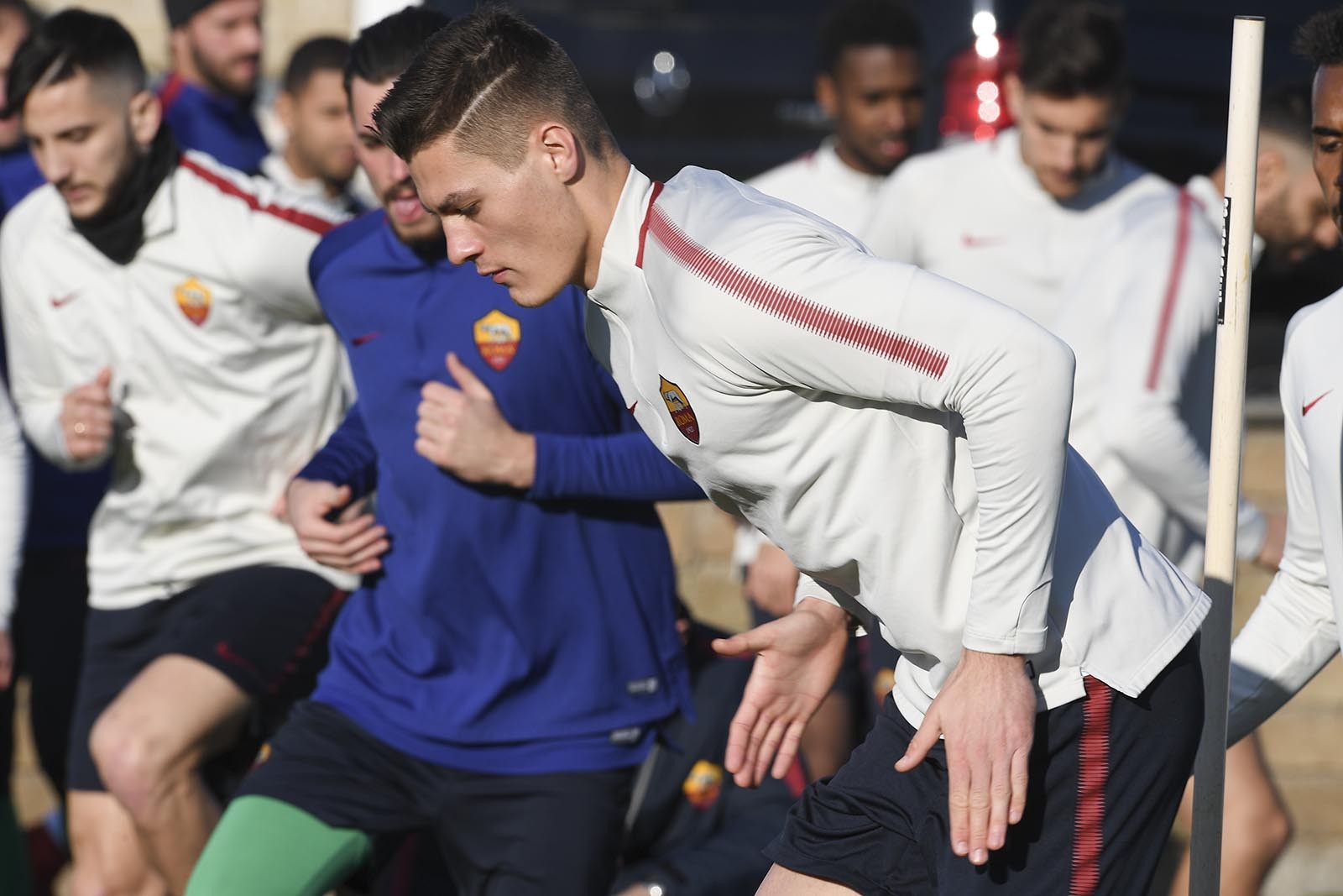 Totti tán dóc cùng 'bố già', mặc đàn em mệt nhoài dưới nắng - Bóng Đá