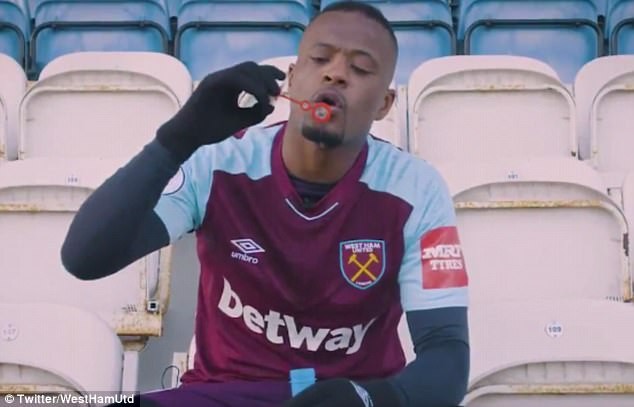Chùm ảnh Evra ra mắt West Ham - Bóng Đá