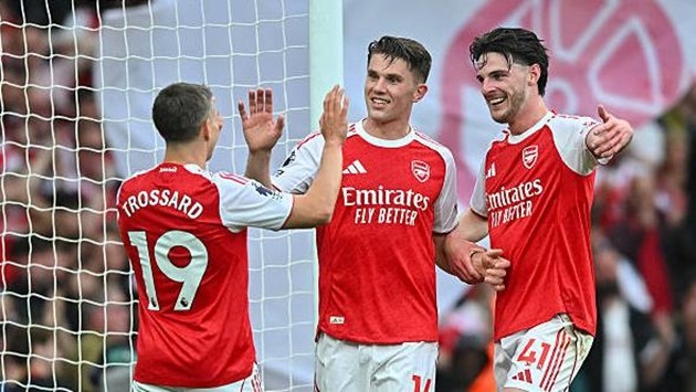 Arsenal thắng tưng bừng Fulham trên sân nhà Emirates.