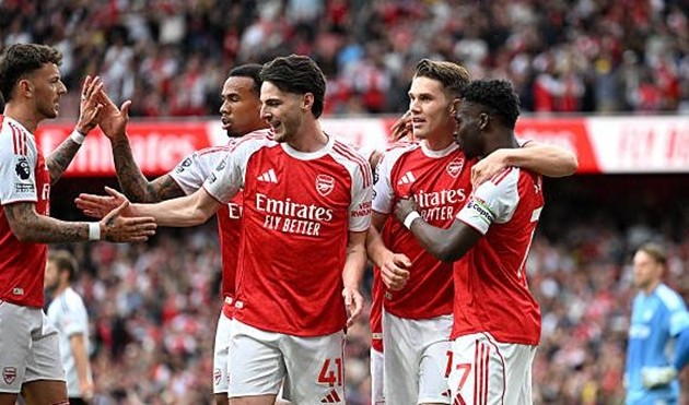 Arsenal tạm thời nới rộng khoảng cách với Manchester City lên thành 6 điểm.