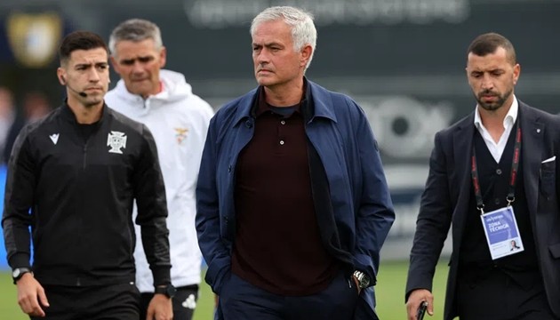 Jose Mourinho chúc mừng Porto lên ngôi vô địch.