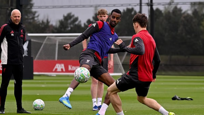 Isak trên sân tập Liverpool.