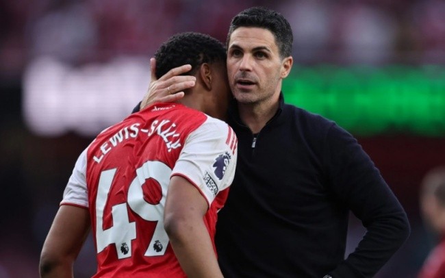 Arsenal dẫn trước Man City 6 điểm.