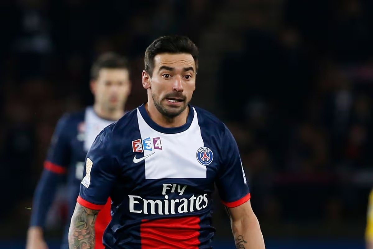 Ezequiel Lavezzi gây nhiều tranh cãi về đời sống cá nhân.