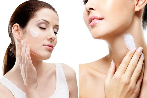 Việc bôi nhiều lớp kem chống nắng có thể khiến một số người lo ngại về cảm giác nặng mặt