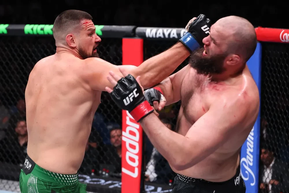 Brando Pericic tung cú đấm vào mặt Shamil Gaziev tại UFC Perth