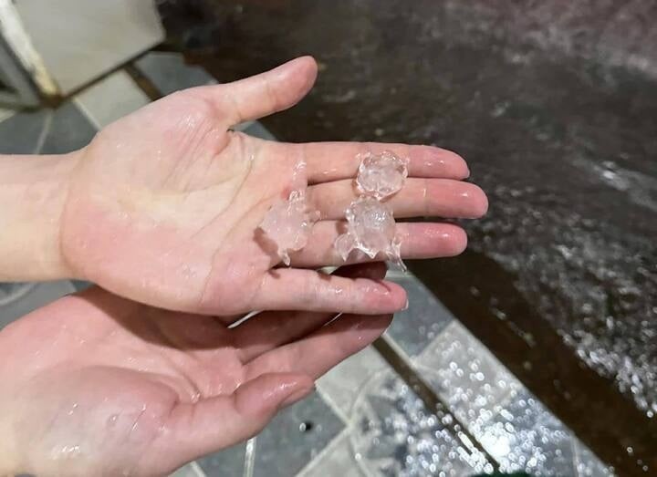 Tại Hà Nội, mưa đá xuất hiện cục bộ ở một số phường thuộc khu vực Long Biên cũ và các xã ngoại thành.