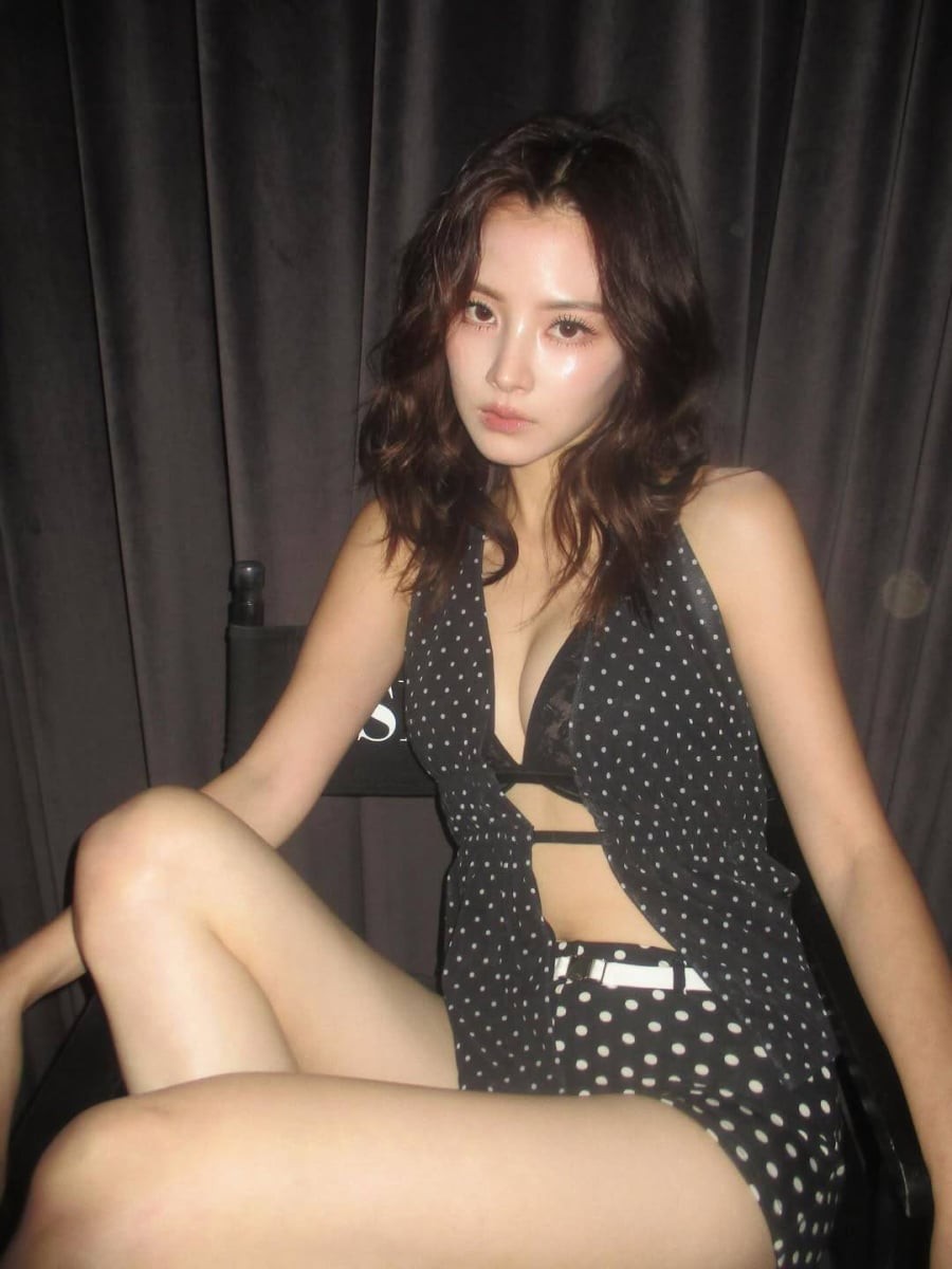 Đây là lựa chọn phù hợp cho những ngày cần một diện mạo nổi bật nhưng vẫn gọn gàng.
