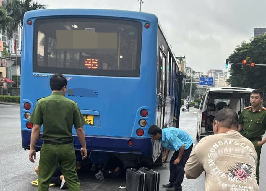 Khoảng 6h50 sáng 4/5, tại khu vực ngã tư Nguyễn Sơn – Nguyễn Văn Cừ (phường Bồ Đề, TP Hà Nội), một xe buýt mang biển kiểm soát 29E-208.xx trong lúc lưu thông đã xảy ra va chạm với xe máy do một người phụ nữ điều khiển. 