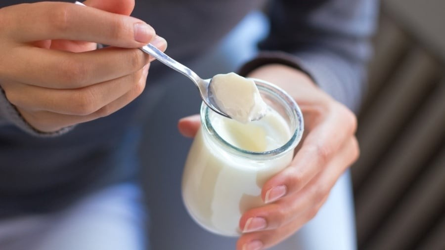 Sữa chua được làm từ sữa nên vẫn giữ trọn các dưỡng chất thiết yếu như đạm, chất béo, đường, vitamin và khoáng chất, đặc biệt giàu canxi, rất tốt cho sức khỏe tổng thể.

