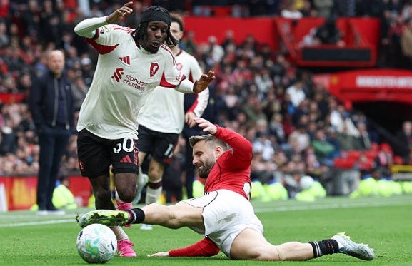 Hậu vệ trái: Luke Shaw – 6.8 điểm Shaw thể hiện sự ổn định thường thấy với khả năng phòng ngự thông minh và những pha dâng cao hỗ trợ tấn công sắc sảo. Anh chính là người tung ra quả tạt chuẩn xác dẫn đến bàn thắng nhân đôi cách biệt của Sesko. Dù nhận một thẻ vàng, màn trình diễn tổng thể của anh vẫn rất đáng khen ngợi.