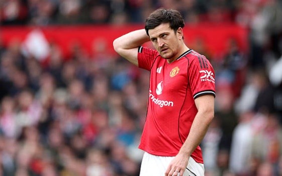 Trung vệ: Harry Maguire – 6.8 điểm Maguire tiếp tục cho thấy vai trò thủ lĩnh ở hàng phòng ngự với nhiều pha cắt bóng và đánh chặn dứt khoát. Dù đôi lúc gặp khó khăn trước tốc độ của Szoboszlai, nhưng sự quyết liệt của anh đã giúp hàng thủ Quỷ đỏ đứng vững trước sức ép khủng khiếp từ Liverpool cuối trận.