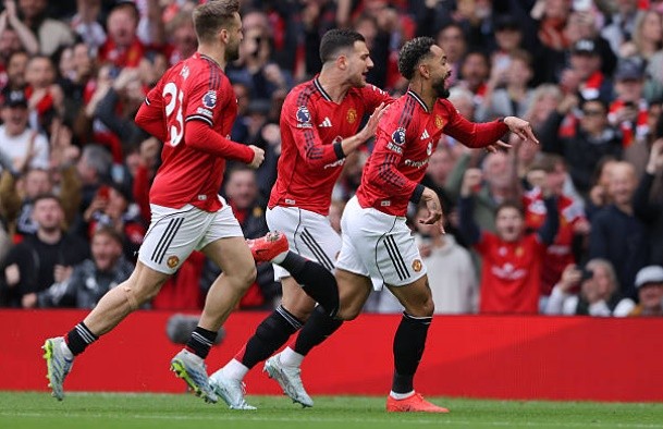 Hậu vệ phải: Diogo Dalot – 6.5 điểm Dalot thi đấu đầy năng nổ và nhiệt huyết bên hành lang cánh phải. Anh thực hiện tốt nhiệm vụ hạn chế tầm hoạt động của Robertson. Dù những quả tạt tấn công chưa mang lại hiệu quả cao, nhưng tinh thần chiến đấu của cầu thủ người Bồ Đào Nha luôn khiến các khán giả tại Old Trafford hài lòng.