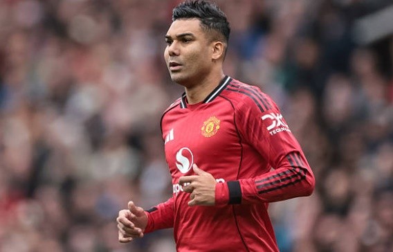 Tiền vệ trung tâm: Casemiro – 6.9 điểm Trong trận đấu lớn có thể là cuối cùng tại Old Trafford, Casemiro đã thể hiện bản lĩnh và kinh nghiệm dày dạn. Anh là máy quét hiệu quả trước vòng cấm, giúp giảm tải áp lực cho hàng thủ bằng những tình huống tranh chấp không ngại va chạm.