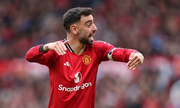 Tiền vệ công: Bruno Fernandes – 6.8 điểm Thủ quân của Man Utd vẫn là tâm điểm trong các đợt lên bóng. Dù không trực tiếp ghi bàn hay kiến tạo, nhưng nhãn quan chiến thuật của Bruno đã góp công lớn vào bàn thắng thứ hai. Anh chơi đầy nỗ lực cho đến khi rời sân để nhường chỗ cho các phương án phòng ngự.