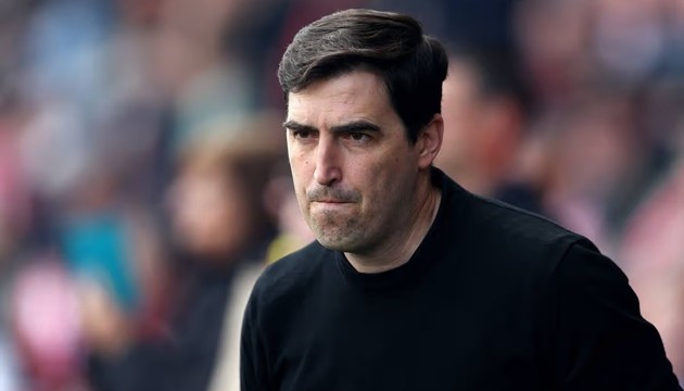 Iraola khó dẫn dắt Man United mùa tới.
