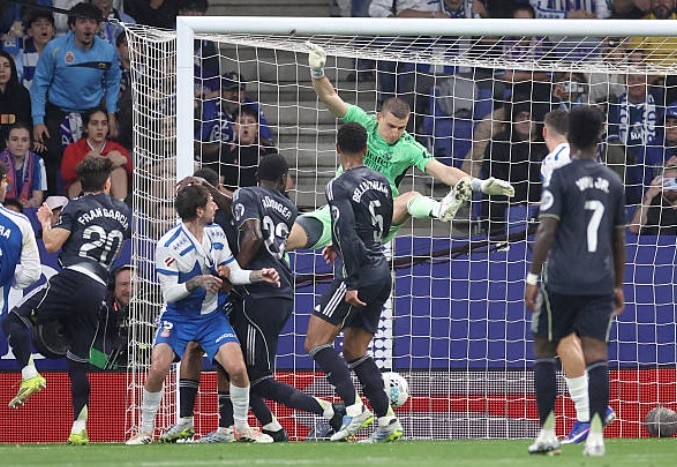 Thủ môn: Andriy Lunin – 7.9 điểm Thủ thành người Ukraine đã có một ngày thi đấu vô cùng tập trung và hiệu quả. Dù Espanyol không tạo ra quá nhiều tình huống hãm thành hiểm hóc, Lunin vẫn cho thấy khả năng làm chủ không gian và phản xạ ấn tượng trong những pha băng ra cản phá kịp thời. Sự ổn định của anh chính là điểm tựa vững chắc giúp hàng thủ Real Madrid giữ sạch lưới trong trận này.
