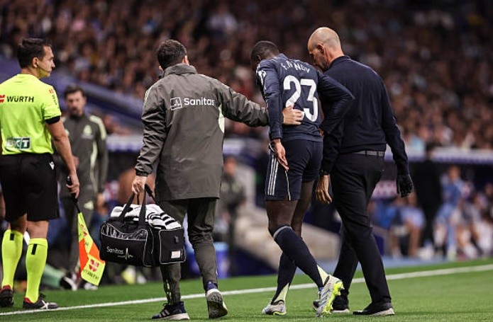 Hậu vệ trái: Ferland Mendy – 6.1 điểm Hậu vệ người Pháp đã có một khởi đầu không may mắn khi buộc phải rời sân chỉ sau 14 phút thi đấu do dính chấn thương. Trong khoảng thời gian ngắn ngủi hiện diện trên sân, Mendy chơi tròn vai ở khâu phòng ngự nhưng chưa kịp để lại dấu ấn nào đáng kể trong mặt trận tấn công.