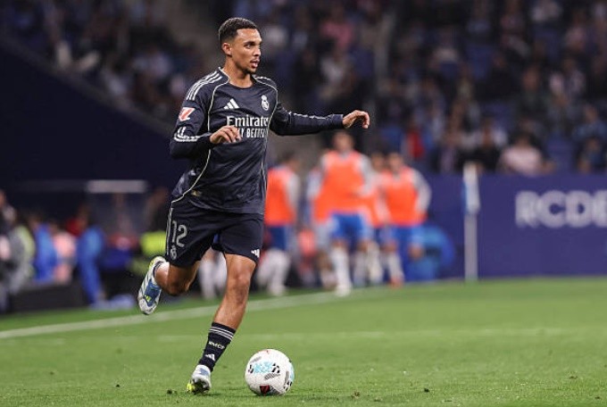 Hậu vệ phải: Trent Alexander-Arnold – 7.3 điểm Tân binh người Anh tiếp tục khẳng định giá trị với những đường chuyền mở ra cơ hội rõ rệt cho đồng đội. Dù phải nhận một thẻ vàng sau những tình huống tranh chấp quá mức cần thiết, Trent vẫn đóng góp tích cực vào việc điều tiết lối chơi và hỗ trợ tấn công hiệu quả từ hành lang cánh phải.
