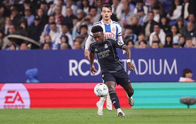 Tiền đạo cánh trái: Vinicius Junior – 9.0 điểm Ngôi sao sáng nhất trận đấu với cú đúp bàn thắng đầy đẳng cấp. Tốc độ, kỹ thuật và khả năng dứt điểm tinh tế của cầu thủ người Brazil đã khuất phục hoàn toàn hàng phòng ngự Espanyol. Một màn trình diễn hoàn hảo, chỉ tiếc là anh phải rời sân sớm để tránh nguy cơ nhận thẻ vàng thứ hai.