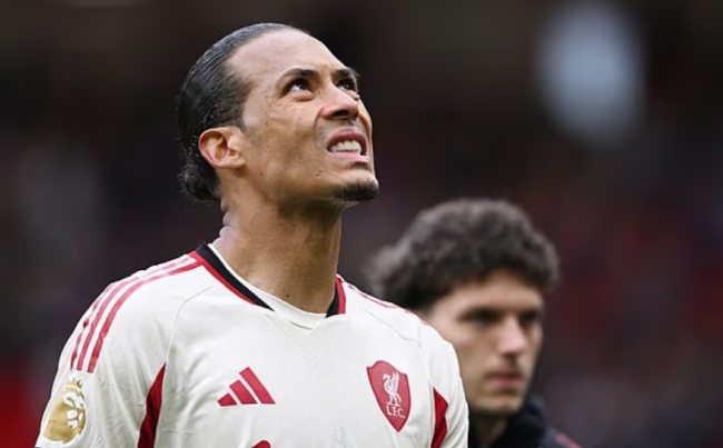 Liverpool của Arne Slot bộc lộ nhiều vấn đề sau trận thua MU.