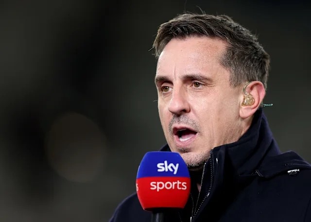 Neville quan ngại về tuyến giữa của Man Utd. 
