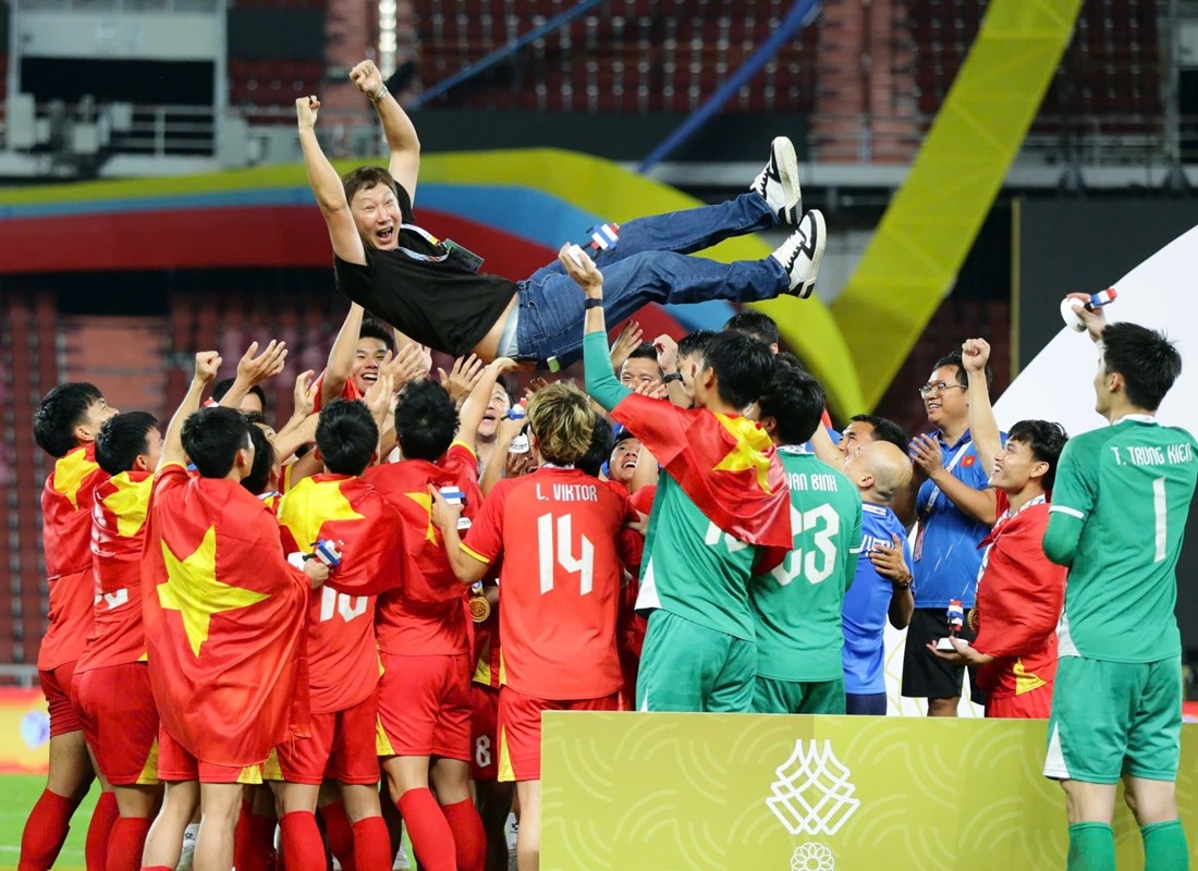 HLV Kim Sang Sik nhận Bằng khen của Thủ tướng Chính phủ nhờ chiếc Huy chương Vàng SEA Games 33. Ảnh: VFF.