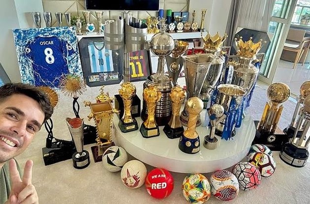 Oscar khoe bộ sưu tập danh hiệu sau khi giải nghệ.