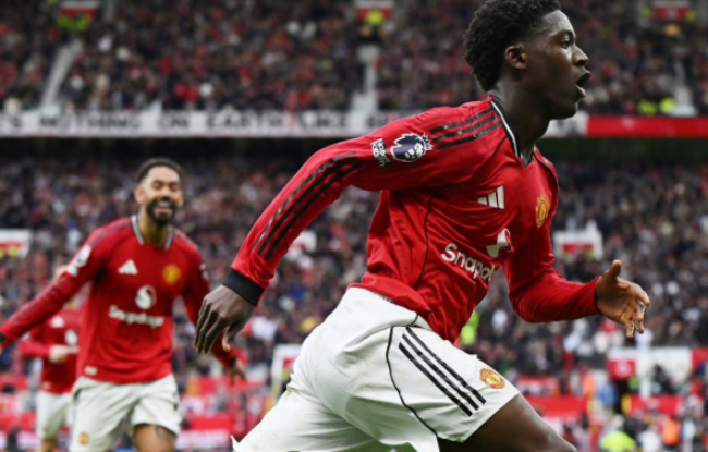 Kobbie Mainoo tỏa sáng trước Liverpool.