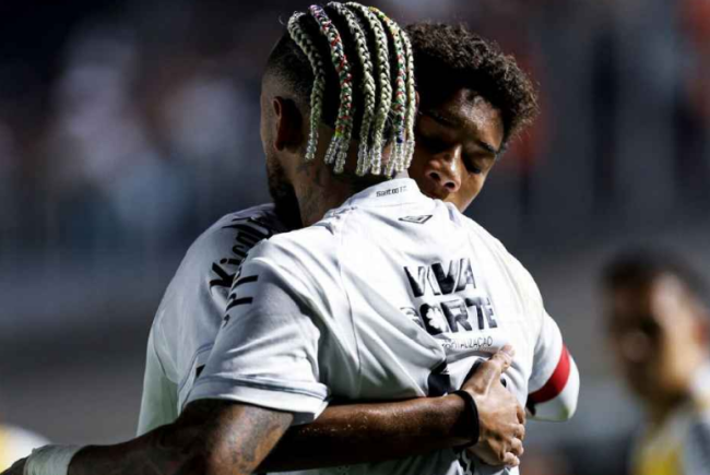Neymar va chạm với Robinho Jr trên sân tập.