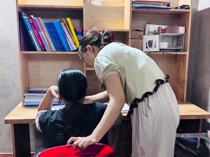 Năm nay, lịch thi học kỳ II rơi vào đầu tháng 5 nên chị phần nào đỡ áp lực hơn. Những năm trước, ban ngày đi làm, tối về chị lại cùng con học từ 20h đến 23h, sáng sớm hai mẹ con tiếp tục dậy từ 5h để ôn bài.