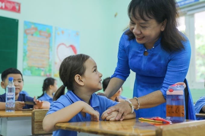 “Tôi mới là người học chính, còn con chỉ là ‘người học hộ’ thôi”, một phụ huynh dí dỏm chia sẻ.

