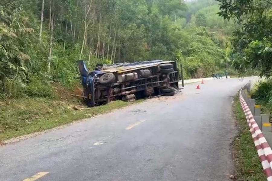 Khoảng 23h30 ngày 2/5, một ô tô mang biển số Đắk Lắk chở theo 3 người di chuyển trên quốc lộ 24, theo hướng từ Kon Tum (cũ) xuống khu vực phía đông tỉnh Quảng Ngãi. 