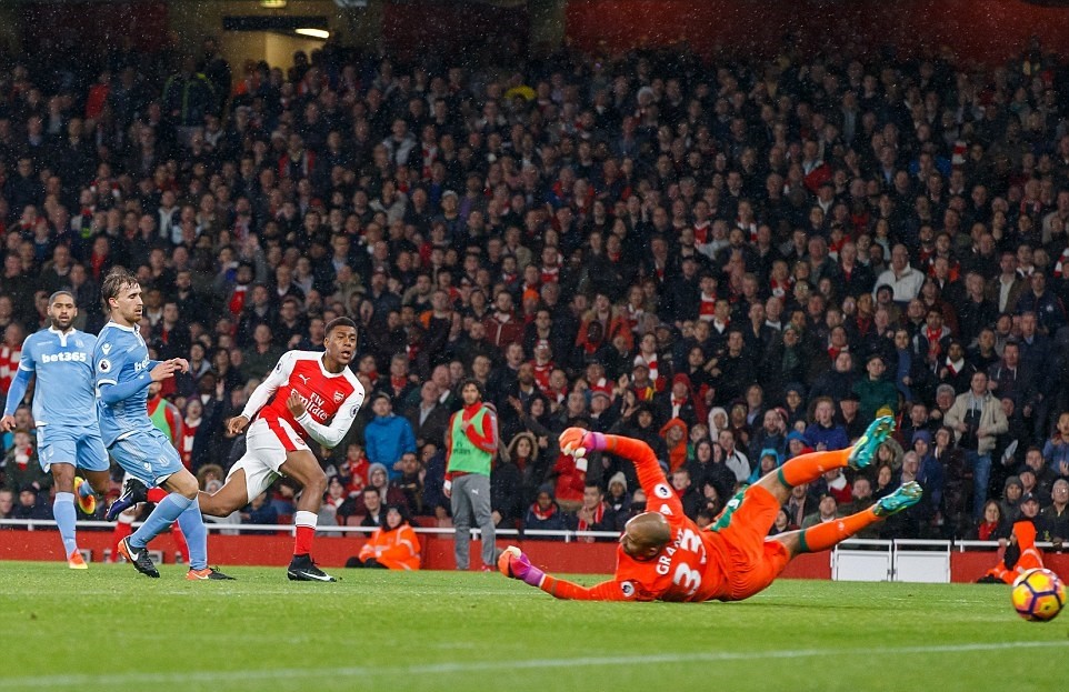 Arsenal-3-1-Stoke-13