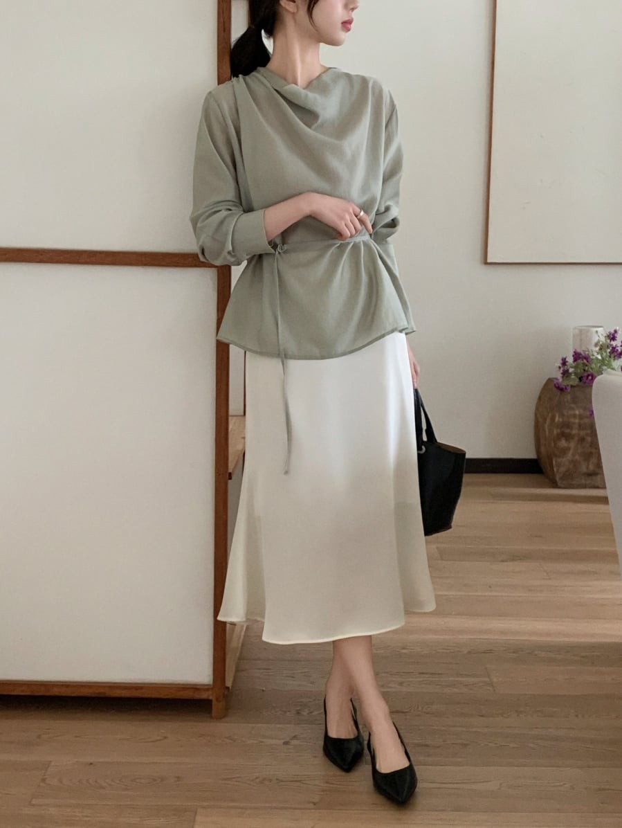 Với đường cắt thẳng từ eo xuống, chân váy suông giúp kéo dài cơ thể theo chiều dọc, từ đó tạo cảm giác cao ráo và chỉn chu hơn. 