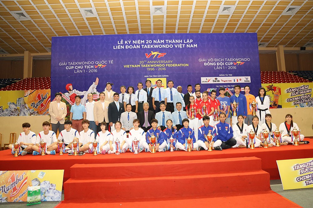 Cup Chu Tich VTF - CHUP-ANH-KY-NIEM-1
