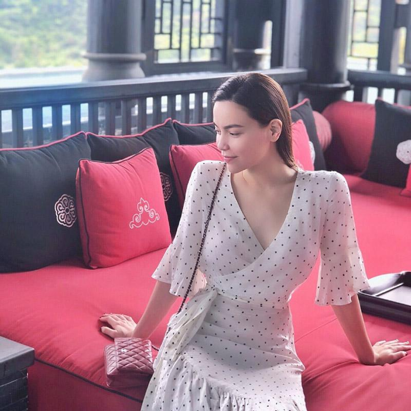 Những chiếc váy liền họa tiết chấm bi luôn gợi nhớ đến phong cách cổ điển, thanh lịch nhưng vẫn giữ được nét trẻ trung khi được làm mới trong cách thiết kế