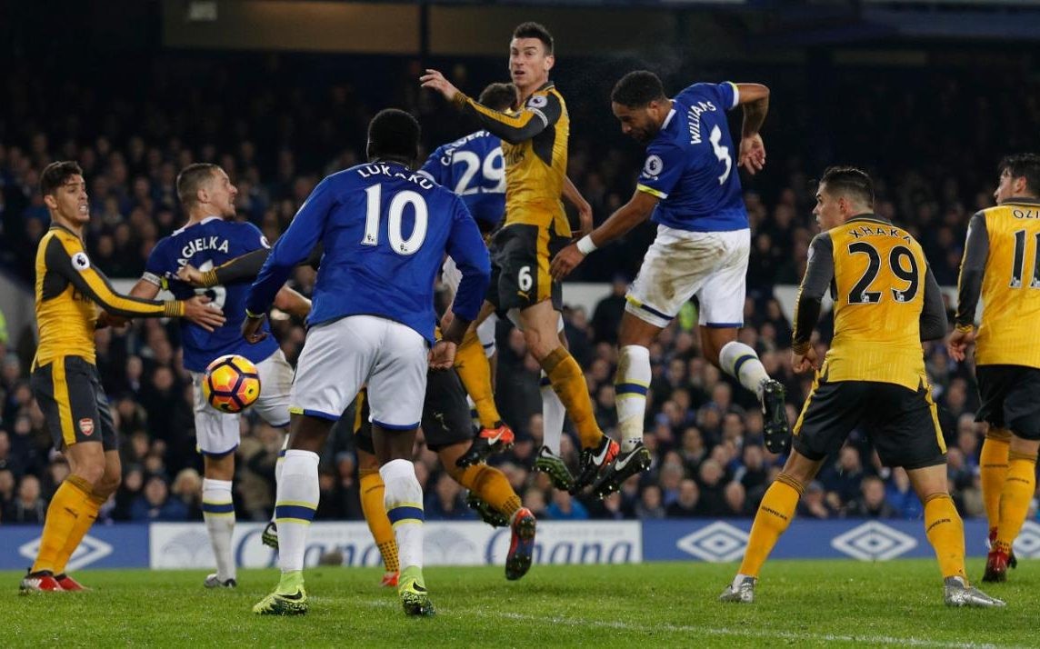 hang-thu-arsenal-vat-va-voi-nhung-pha-khong-chien-1