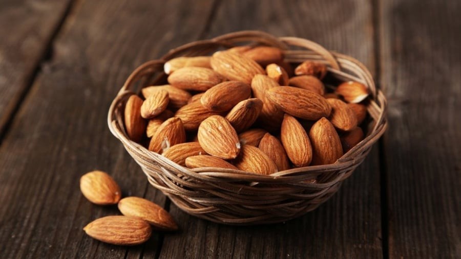 Hạnh nhân là một trong những lựa chọn nổi bật nhờ hàm lượng vitamin E, kẽm và axit béo lành mạnh.
