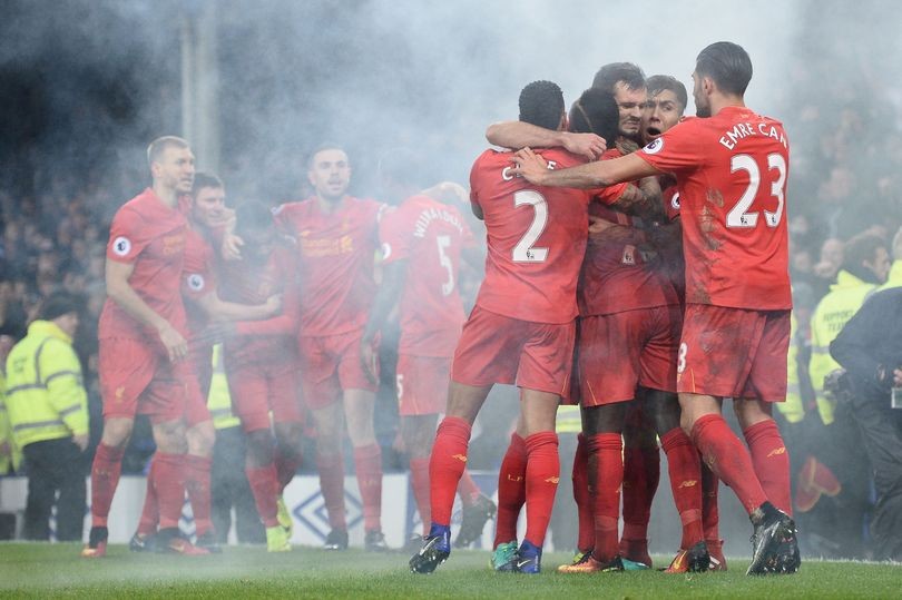 Liverpool-players-congratulate-Liverpool