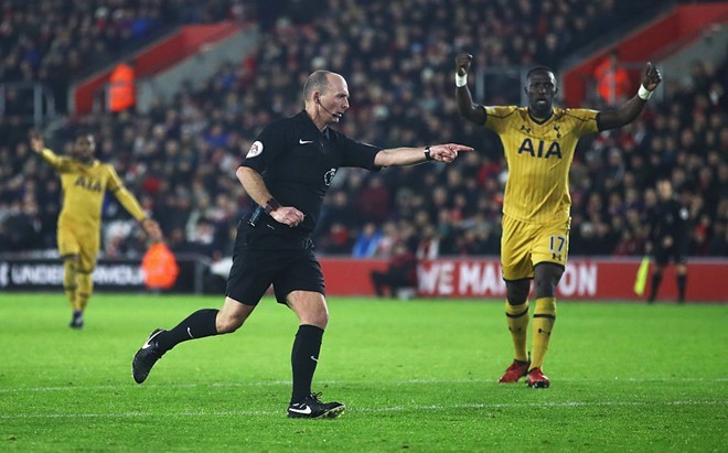 Mike-Dean-Tottenham-4