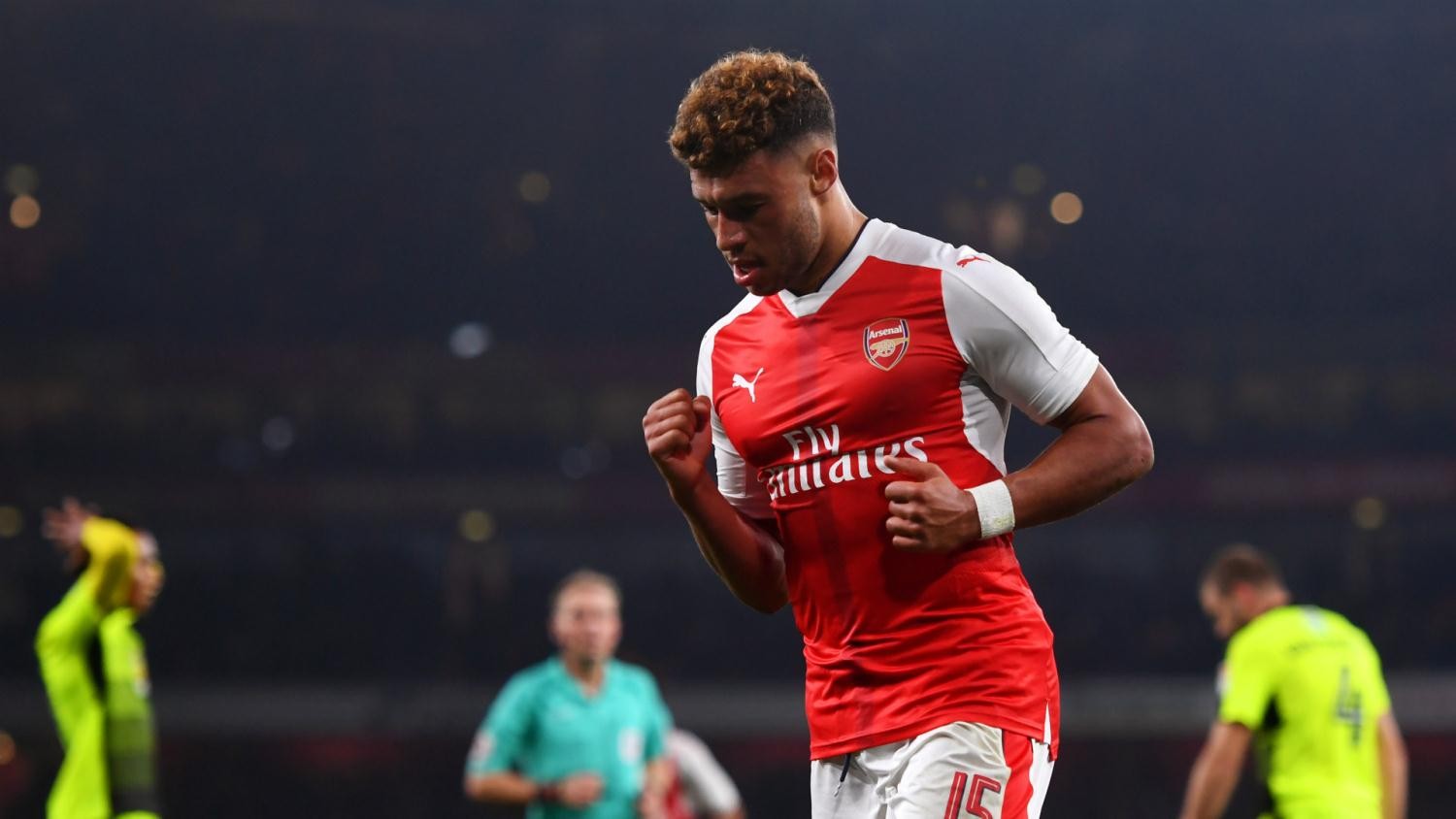 oxladechamberlain-se-la-mot-tai-san-lon-doi-liverpool-1